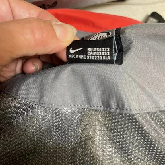 Nike ACG Waterproof Ski Snowboard Storm-fit  Gray Hoodie Jacket Size M Fit L/XL - Picture 3 of 15